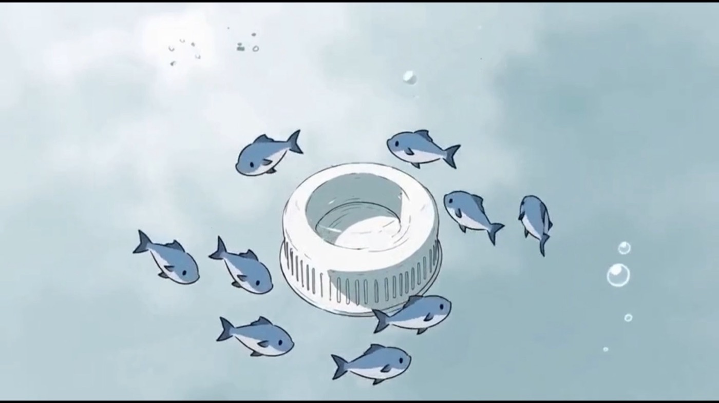 Una tapa blanca flotando bajo el agua, rodeada de pequeños peces azules.