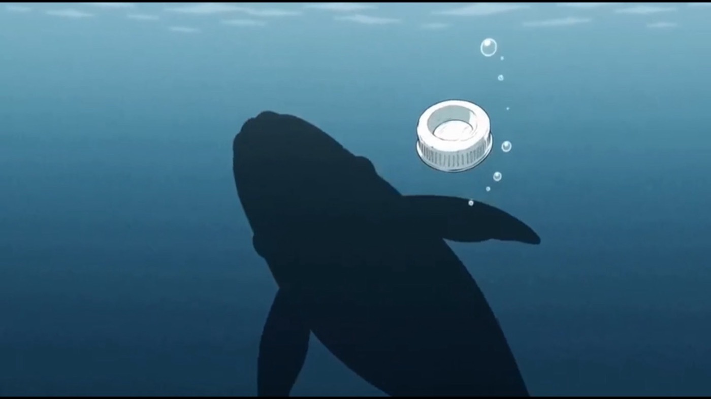Silueta de una ballena en aguas profundas y, sobre ella, la tapa blanca iluminada por la superficie.